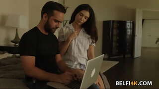 Slutty brunett behöver en stor kuk att sträcka ut hennes fitta