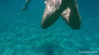 плавание с пробкой в заднице в океане