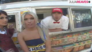 Muzqaymoq sotuvchi muzqaymoq uning van g&#039;azablansa bor fuck qiladi