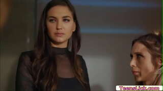 Charlotte Stokely satisfè bezwen li yo epi li menm ede Silvia Saige