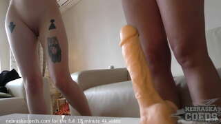 Trakkasering unger prøver forskjellige dildoer for å se hvor stor er for stor