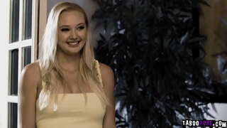 Milf Lauren Phillips eta barregarriena teen Paisley Porter txandaka ibilaldiak Dick Chibbles handi gizon haragi