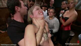 Brunette dominatrix Lorelei Lee hubungan khwit pirang ing dhengkul lan canes dheweke kanggo wong-wong ing panggonan umum banjur James Deen lan liyo gangbangs dheweke