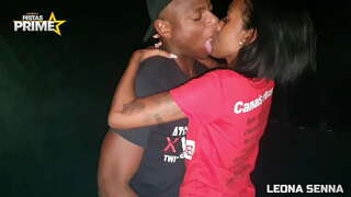 Кара кармалды тамак жейт тощую киску өз гигантской мачтой