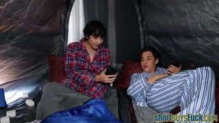 Busty cougar búšila krátkym chlapci v trio, kým striekanie