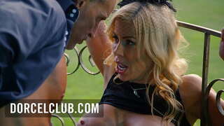 Сэкс у парку з грудастая милфой бландынкай