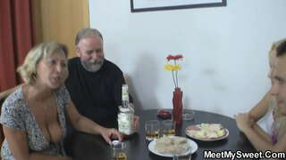 Unge skjønnheten har sex med gamle par