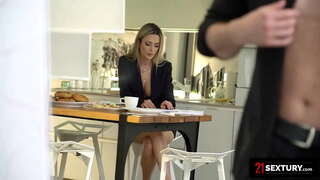 رومانیایی, دخترک معصوم, دوست خوب, سکس برای شروع روز خود را