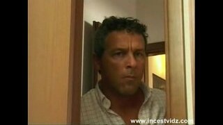 Tatăl foloseste situația anal