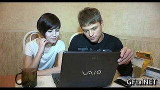 Симпатичная красотка жылжытады аяқтары