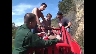 Pervers negre floozie Kelly Starr amb gran picaportes gaudeix quan quatre calenta becaris generat ella en tota la seva puta forats