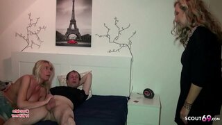 Tesón MILF con Mega Tits colleu o seu mellor amigo ao facer para fóra, e se transforma en Threesome sobre a falar Tesón MILF con Mega Tits colleu o seu mellor amigo ao facer para fóra, e se transforma en Threesome sobre a falar