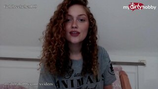 مامان آلمانی با استفاده از چربی, dildo به کشش بیدمشک تنگ او و ناله با صدای بلند تا زمانی که او cums