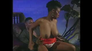 Tipo beltzak hairy pussy licks ebony babe eta fucks bere doggy style aulki gainean