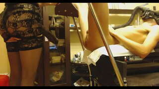 Ulo Prenas Giganta Strapon Ĝis Sia Azeno